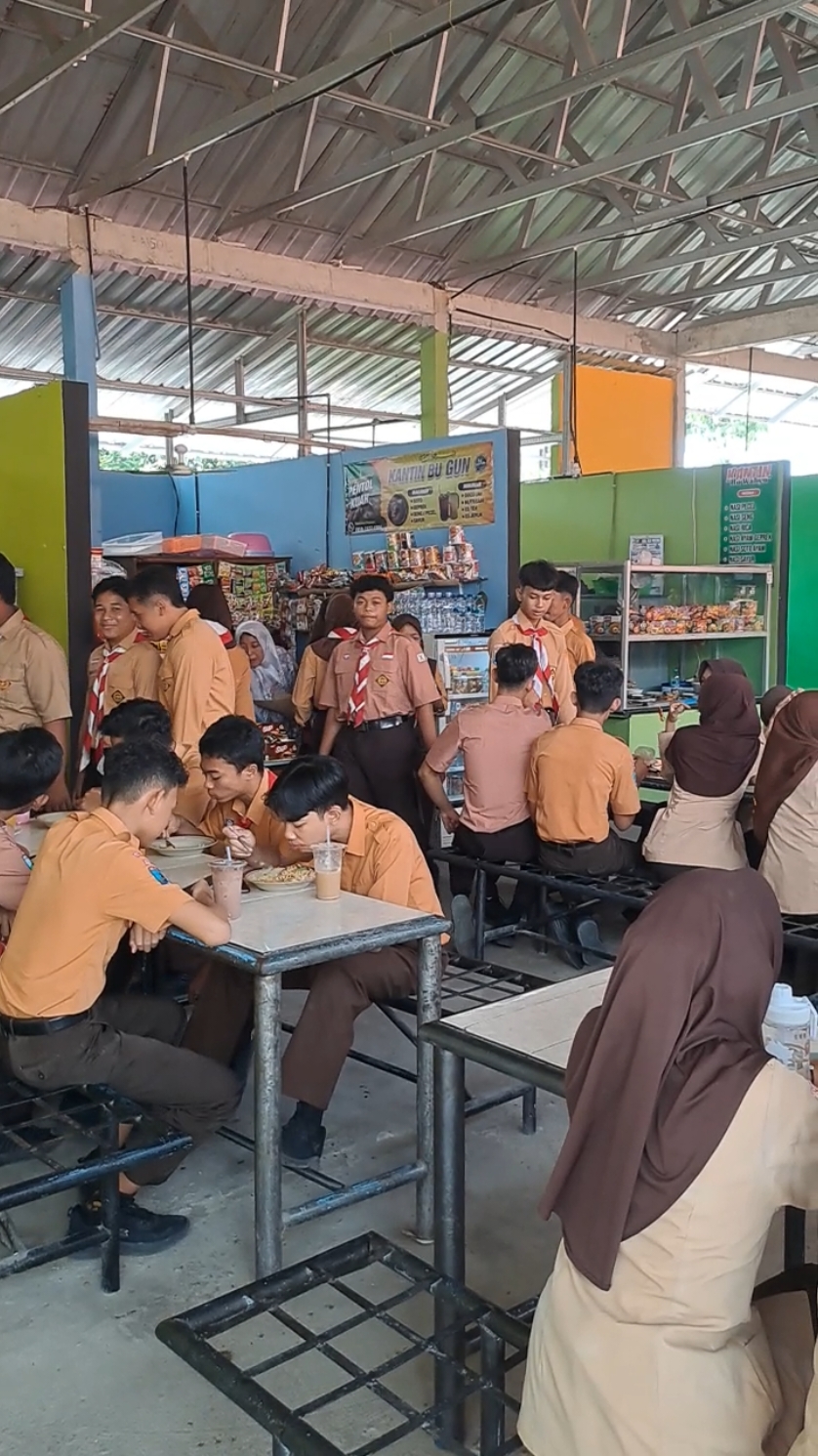 Suasana kantin saat istirahat 1. #kantin #kantinsekolah  #anaksmasangawi #smasangawi #ngawi #ngawi_ramah #ngawi24jam #CapCut 