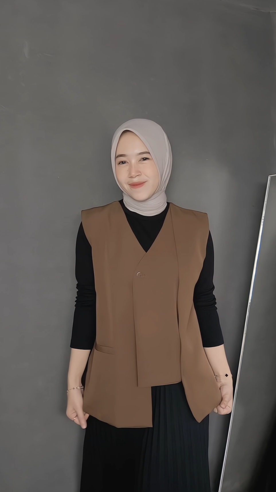 Vestnya cakep amayy 🥰🤏 #vest #outer #OOTD #outfitideas #ootdfashion #fyp 