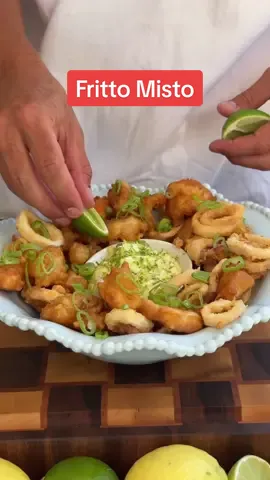 Babe veut un fritto misto 🐙🍤 Ingrédients : - 4 poulpes - 500 g de crevettes crues - 160 g de farine - 10 g de fécule de maïs - 1 cuillère à café de sel - 1 cuillère à café de bicarbonate de soude alimentaire - 30 cl de bière - Huile de friture - Sel et poivre 1. Vide et lave les poulpes et les crevettes. 2. Coupe les poulpes en anneaux. 3. Dispose-les sur une plaque et recouvre-les de farine. 4. Dans un bol bien froid, ajoute la farine, la fécule de maïs, le sel, le bicarbonate et la bière. 5. Mélange jusqu'à obtenir une pâte lisse et nappante. 6. Fais chauffer l'huile à 170°C. 7. Plonge les anneaux de poulpe et les crevettes dans la préparation, puis directement dans l'huile pendant quelques minutes. 8. Quand les fritures sont bien dorées, retire-les et dépose-les sur du papier absorbant. 9. Sers avec une mayonnaise au wasabi*, des cébettes, et un filet de citron vert. Mayonnaise au Wasabi* : Ingrédients : - 200 ml d'huile - 2 jaunes d'œufs - 1 cuillère à soupe de moutarde - 1 citron vert (zeste et jus) - 1 cuillère à café de vinaigre de riz - 1 tube de wasabi - Sel et poivre 1. Dans un verre doseur haut, ajoute les jaunes d'œufs, la moutarde, le zeste et le jus du citron vert, le vinaigre et l'huile. 2. Avec un mixeur plongeant, mixe le tout pour obtenir une mayonnaise. 3. Ajoute le wasabi selon ton goût, le sel et le poivre, puis mixe à nouveau. 4. Sers dans un petit ramequin avec un peu de zeste par-dessus. #frittomisto #calamari #prawn #wazabi #asmrfood #food #FoodTok #homecooking 