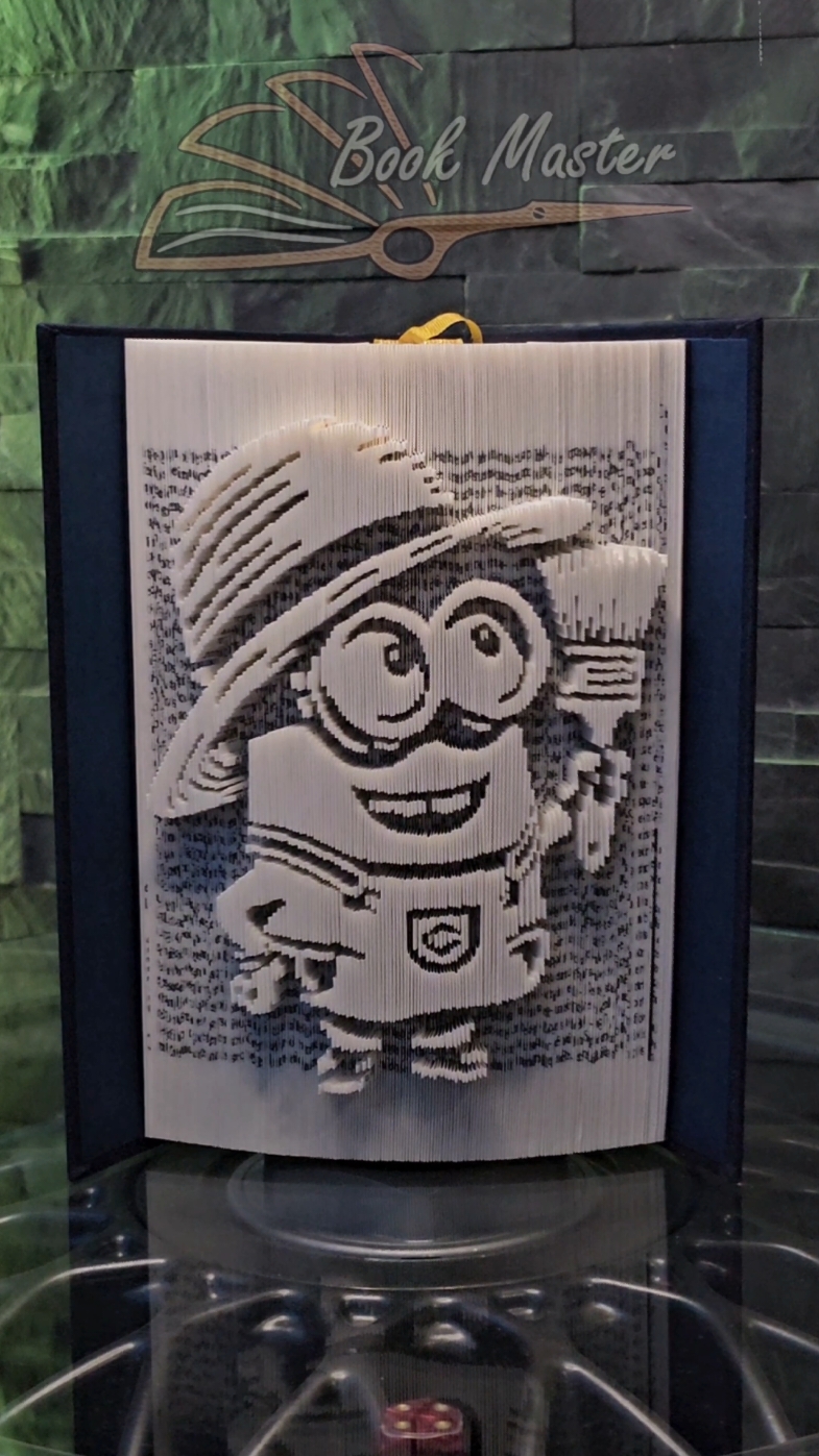 Attention à vos bananes, Bob s’est échappé 🍌. Recyclage artistique à base de livres récupérés en déchèterie. Contactez-moi par message pour plus d’informations.  #bob #minions #minion #despicableme #art #talent #DIY #book 
