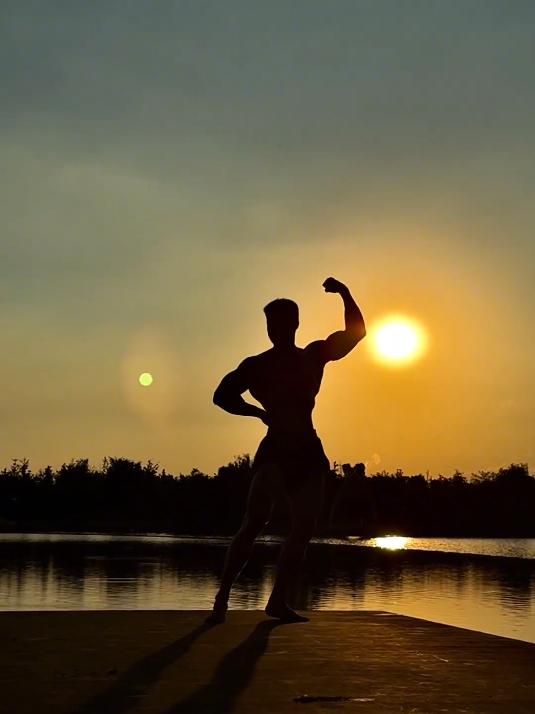 Posing at sunset #gym #gymmotivation #GymTok #pose #muscle #boy #funny #funnyvideos #foryou #foryoupage