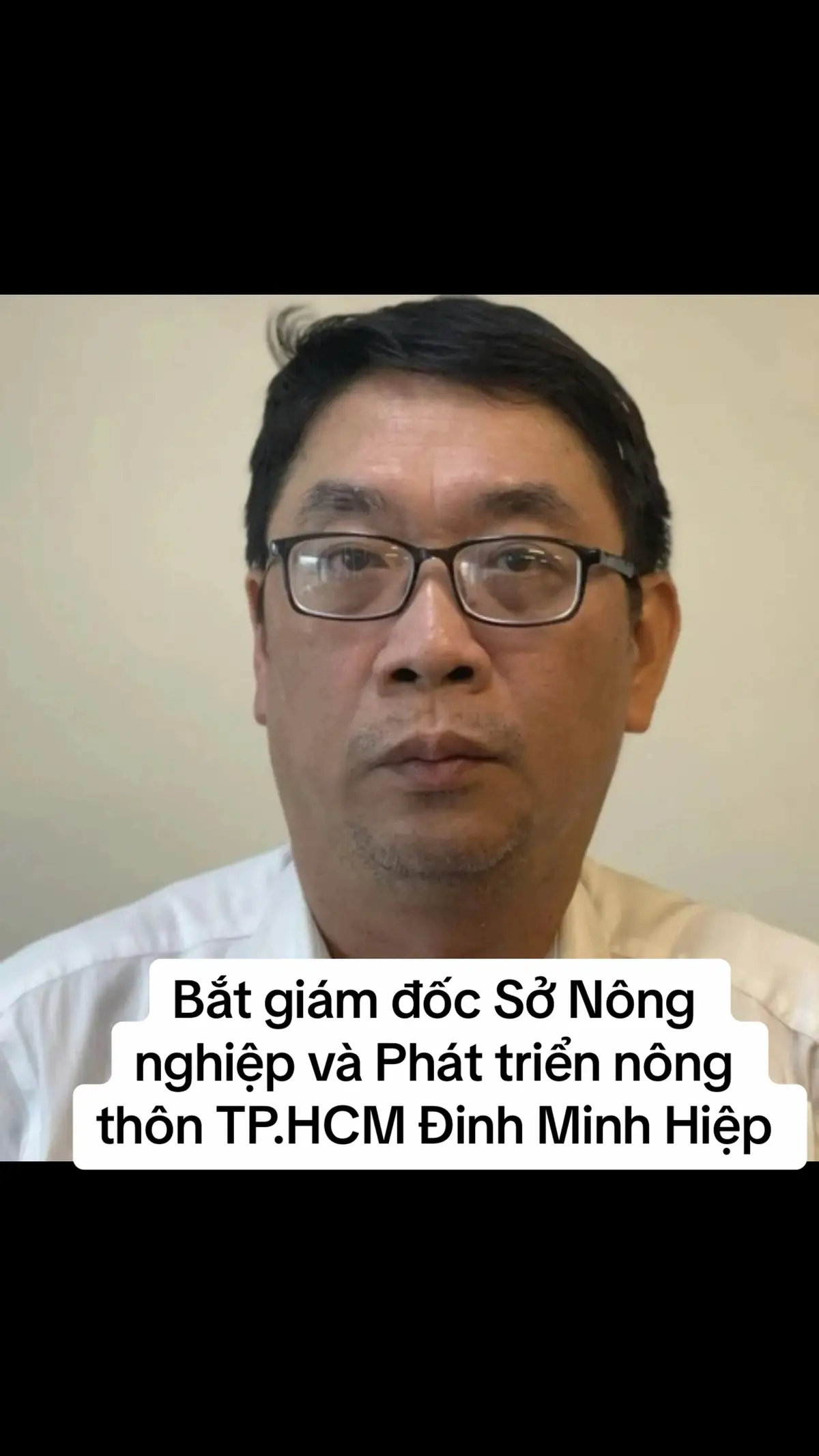 Ông Đinh Minh Hiệp, giám đốc Sở Nông nghiệp và Phát triển nông thôn TP.HCM, bị bắt tạm giam với cáo buộc liên quan vụ án xảy ra tại Trung tâm nghiên cứu triển khai Khu công nghệ cao TP.HCM và các đơn vị liên quan. Ngày 2-8, Bộ Công an cho biết Cơ quan cảnh sát điều tra Bộ Công an ra đã ra quyết định khởi tố bị can, lệnh bắt tạm giam đối với ông Đinh Minh Hiệp, nguyên trưởng Ban quản lý Khu nông nghiệp công nghệ cao, hiện là giám đốc Sở Nông nghiệp và Phát triển nông thôn TP.HCM. Bên cạnh đó, Cơ quan cảnh sát điều tra cũng ra quyết định khởi tố bị can, cấm đi khỏi nơi cư trú đối với Nguyễn Chí Thân, giám đốc Công ty Vạn Phát, về tội vi phạm quy định về đấu thầu gây hậu quả nghiêm trọng, quy định tại khoản 3 điều 222 Bộ luật Hình sự. Bộ Công an cho biết đây là kết quả mở rộng điều tra vụ án hình sự vi phạm quy định về đấu thầu gây hậu quả nghiêm trọng; lợi dụng chức vụ, quyền hạn trong khi thi hành công vụ xảy ra tại Trung tâm nghiên cứu triển khai Khu công nghệ cao TP.HCM, Công ty TNHH thương mại dịch vụ kỹ thuật T.S.T, Sở Kế hoạch và Đầu tư TP.HCM và các đơn vị có liên quan... #hcm #bocongan #xuhuong 