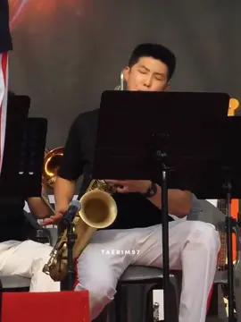 bisa denger suara saxophone nya namjoon akhirnya 😭 #namjoon 