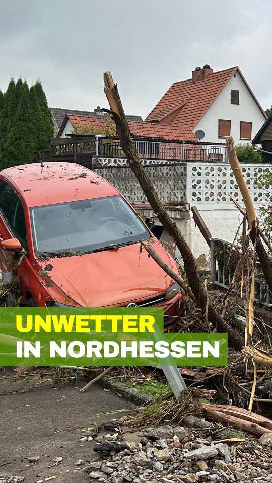 Stundenlanger Starkregen hat für Überschwemmungen im Norden des Landkreises Kassel gesorgt. Betroffen sind unter anderem Trendelburg, Hofgeismar und Bad Karlshafen. Die Feuerwehr war mit Booten im Einsatz, um Menschen aus Autos und Häusern zu holen. #Hochwasser #Nordhessen #Kassel #Gotssbüren #Unwetter #fyp #Überschwemmung #FFHnews 