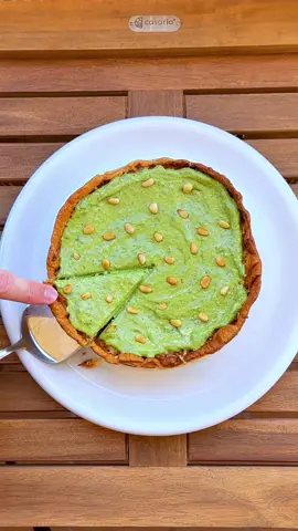 Quiche de guanciale, tomate seco y gouda de cabra con pesto en mi nueva freidora de aire Turbo Blaze de @Cosori España 😍 *Publi He preparado esta quiche estrenando mi nueva freidora de aire. La verdad que no era muy fan de las freidoras de aire hasta que he probado una, ya no hay vuelta atrás..😂 ¿Qué otras recetas en freidora de aire te gustaría aprender? ¡Dímelo en los comentarios!✨ Encontrarás esta receta explicada con calma y en detalle en  mi canal de YouTube, donde también te enseño a preparar el pesto casero. Te dejo el enlace en mi perfil y en historias.  RECETA: ● Ingredientes para 4 personas: → 1 Masa brisa ( comprada o casera ) → Garbanzos secos para precocer la masa brisa. ● Para el relleno: → 130 g Queso gouda de cabra ( o un queso semicurado de cabra )  → g Guanciale ( también se puede usar bacon, aunque no queda igual ) → g Tomate seco. → 3 Huevos. → 130 g Nata → 125 g Leche. → Sal pimienta ●Toppings: → Pesto. → Piñones tostados. #COSORI #Freidoradeaire