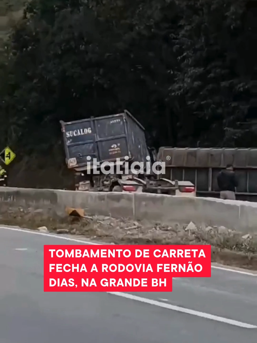 ⚠ ATENÇÃO, MOTORISTAS! Tombamento de carreta fecha o sentido São Paulo da rodovia Fernão Dias, no km 526, em Brumadinho, na Grande BH, na manhã desta sexta-feira (2). O acidente ocorreu na altura da Serra de Igarapé e mobiliza equipes da Arteris, concessionária que administra o trecho. A passagem de veículos está totalmente bloqueada. Não há informações sobre vítimas e nem previsão para a liberação do trecho. O local do acidente é o mesmo onde há quase um ano um ônibus que transportava torcedores do Corinthians tombou e matou sete pessoas, em agosto de 2023. 📲 Leia mais em itatiaia.com.br  📹 Reprodução/ Redes sociais #Acidente #Carreta #FernãoDias #GrandeBH