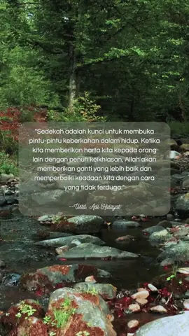 Sedekah adalah kunci untuk membuka pintu-pintu keberkahan dalam hidup.  #ustafadihidayat #quoteislami #sedekah #berkah 