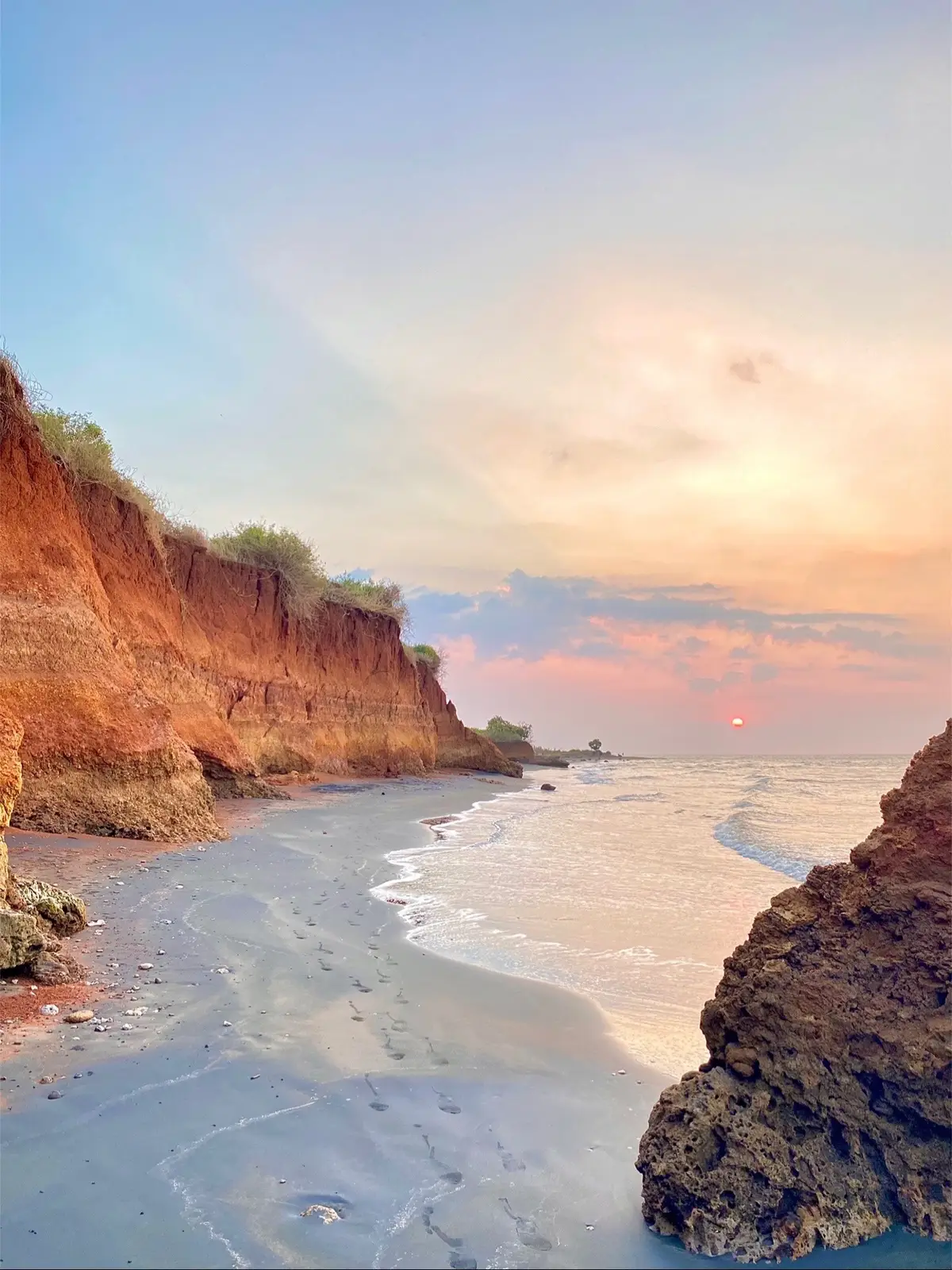 Pantai jepara dengan vibes gunung kidul yg keren nih✨🤩 #fyp #fypシ゚viral #jepara #wisatajepara #pantaijepara #hiddengemsjepara #sunset #sunsetvibes #sunsetview #pelabuhanbaru #pantainjlamon #xyzbca 