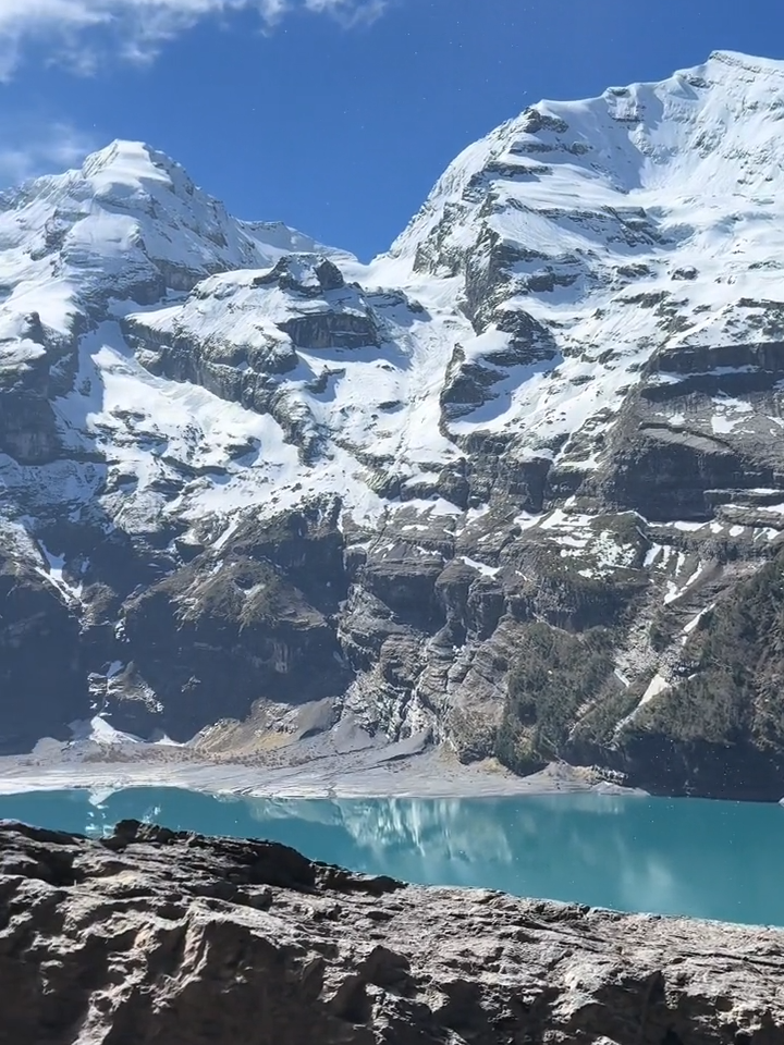 Looking for breathtaking views? Hike to 📍#Oeschinensee in #Switzerland for an unforgettable alpine adventure 🌄 Oeschinensee is one of the largest Alpine lakes and is a UNESCO World Heritage site🏔️ Save this spot for your next hiking trip📲   🎥 @noahiking #Hiking #Switzerland #alps #mountainview