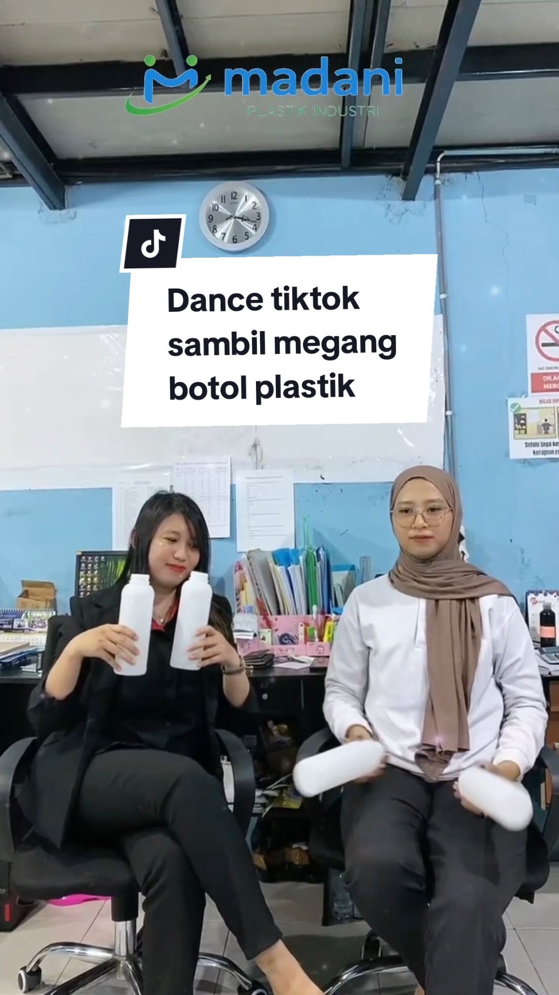 Soundnya muncul terus di beranda sekalian aja chalenge dance sambil megang botol😁. Yang mau samaan botol kayak yang ada di video bisa klik link di bio ya😉 #creatorsearchinsights #dancechallenge  #ikuttren #tiktokviral  #soundviral  #kontenhiburan  #videolucu #pekerjapabrik #officelife #promosi  #fyp
