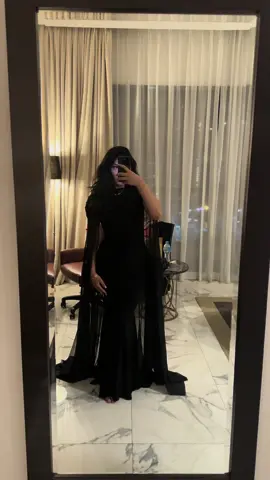 This dress 🤌🏼 #dubai🇦🇪 #fyp #dubai_dxb_uae #dxb #viral #trending #luxurylife #ootn #clublondon #dress #capedress 