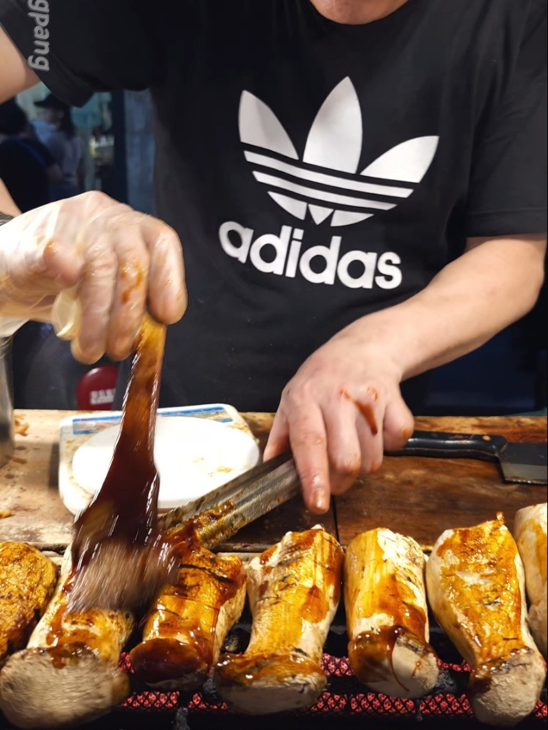 Deliciously grilled oyster mushrooms with a sauce prepared by a lively master #tiktokfood #fyp #mushrooms #taipei