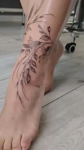 #linetattoo #tattooidea #tattooart #tattooideas #inktattoo #delicatetattoo #татуукраїна #татубраслет #татудівчині #татуквіти 