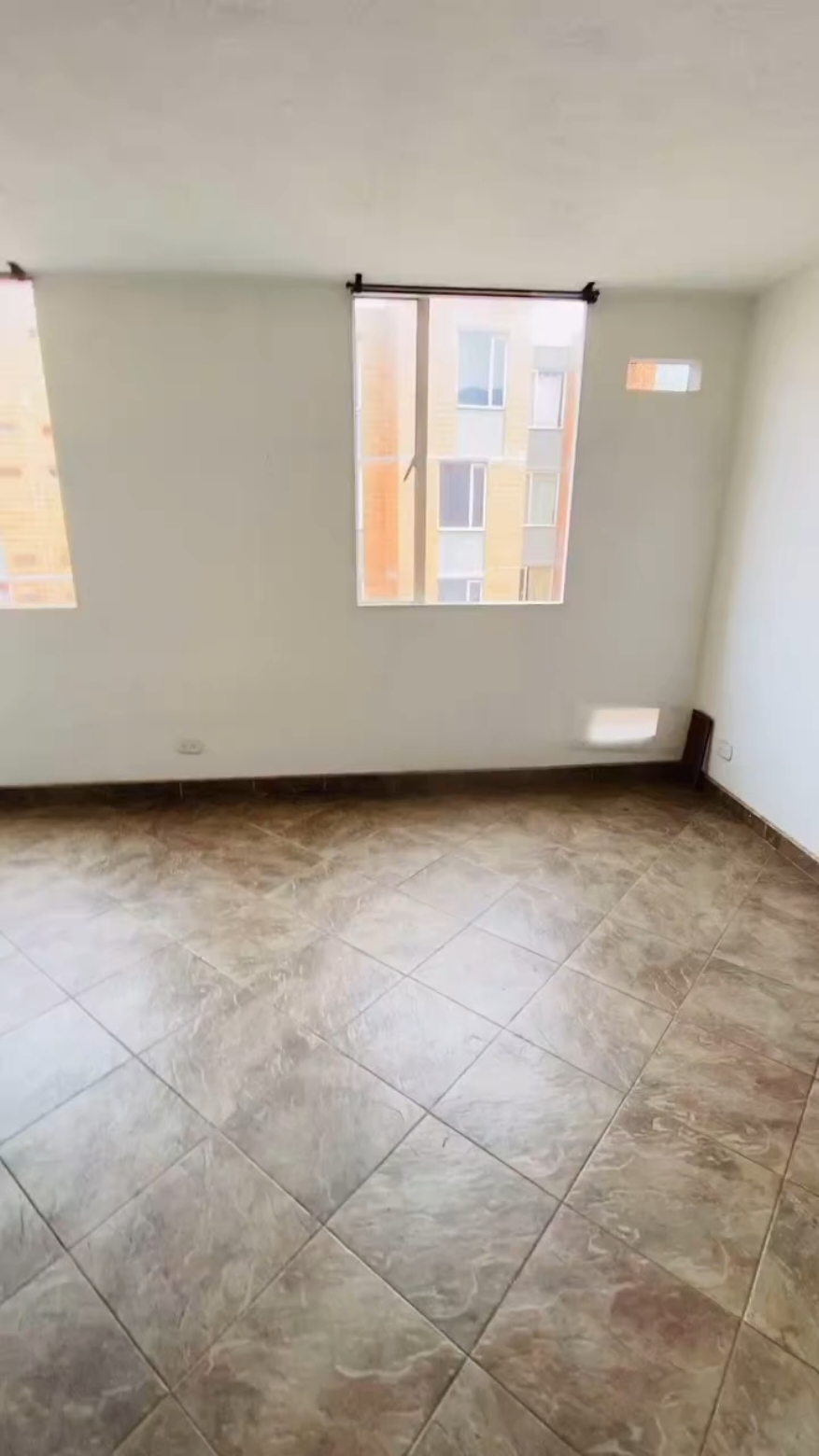 🏬 Se arrienda Apartamento conjunto la fortuna 1- Hogares Soacha 💰650.000 con administración incluida 👀Leer toda la información a continuación ⬇️⬇️⬇️ Quinto piso  ✅3 habitaciones 🛏(2 con closet) ✅2 baños 🚽 🚽 ✅cocina semiintegral 🔥 ✅Zona de ropas  🚨Requisitos: Arrendatario + Deudor solidario (carta laboral y cédula).  🚫NO FINCA RAÍZ NI DEPOSITO ⏱️Arrienda en minutos a través de nuestro estudio digital SIN COSTO 🌎 Contáctanos WhatsApp ➡️➡️ wa.link/p56s6r 📲3️⃣2️⃣0️⃣3️⃣8️⃣2️⃣3️⃣9️⃣2️⃣0️⃣