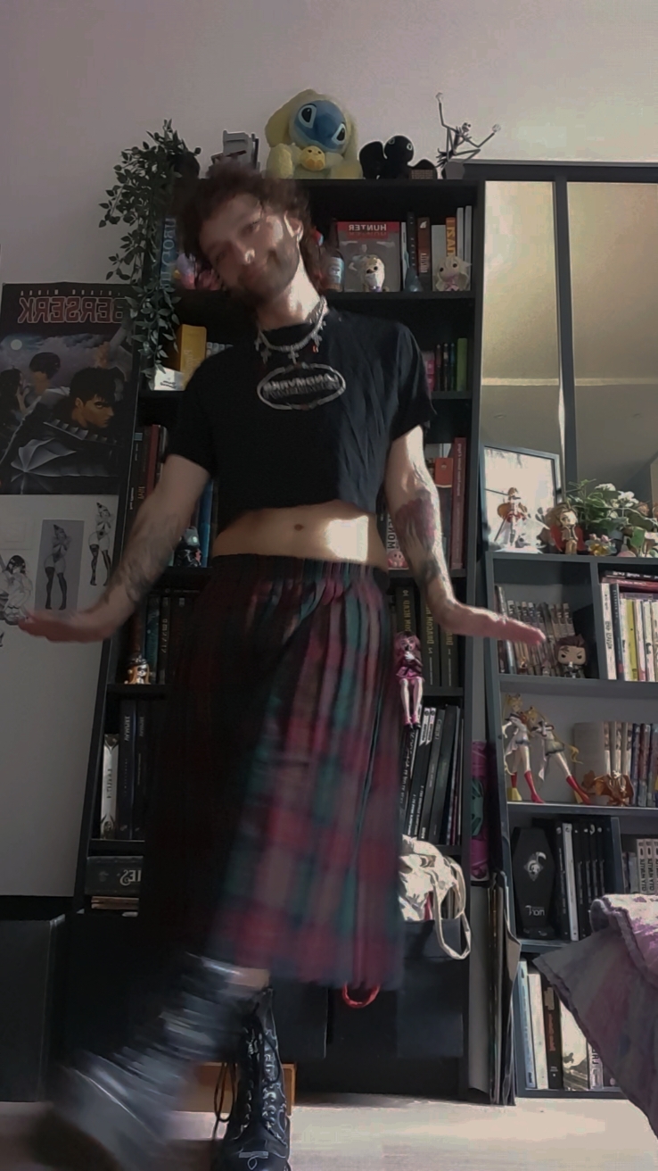 Vous préférez quel outfit ? cette trend est vraiment entrain de me rentrer dans la tête!! #outfit #nonbinary 