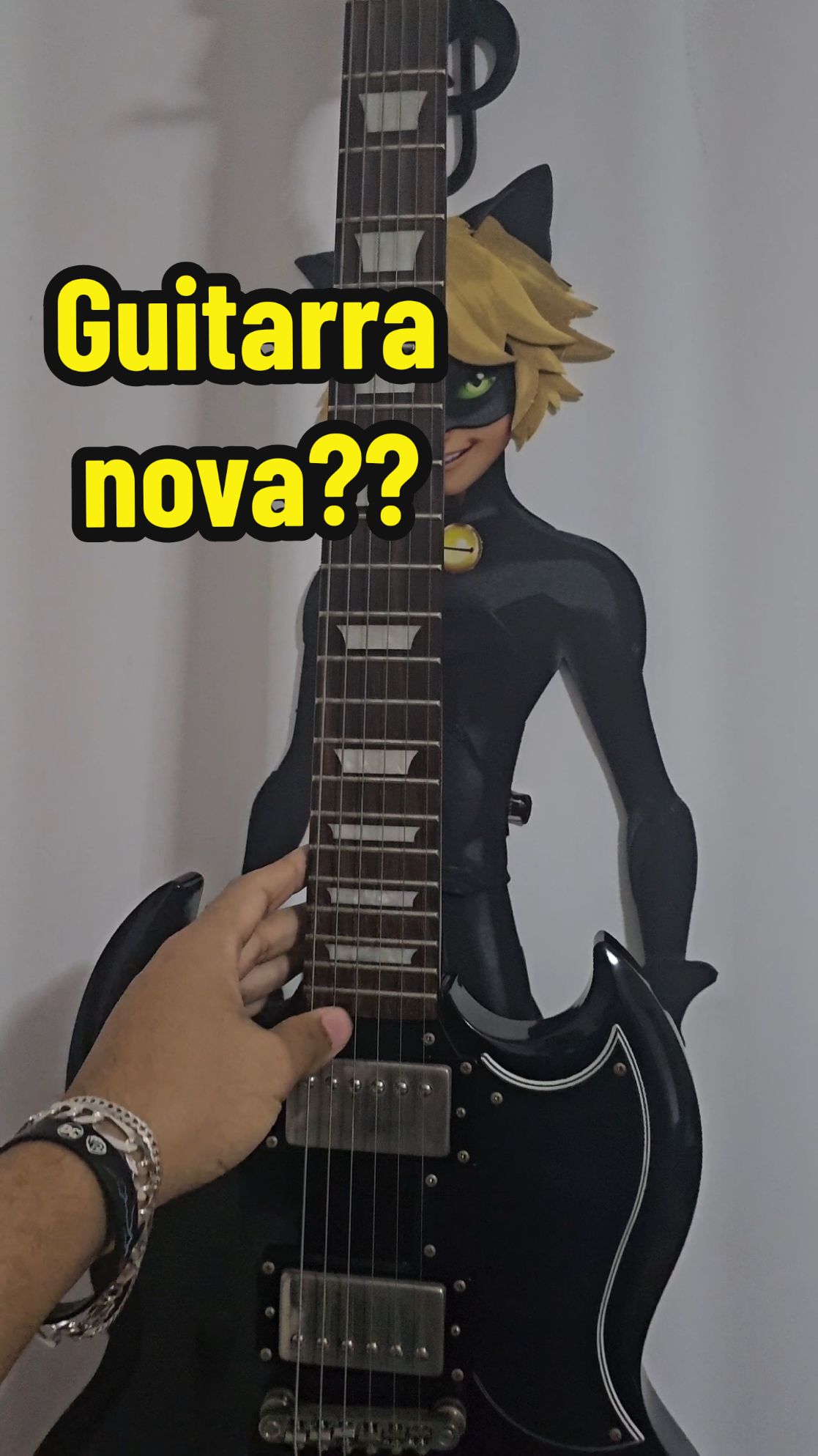 O que aconteceu com a guitarra do Chat Noir?? 😳