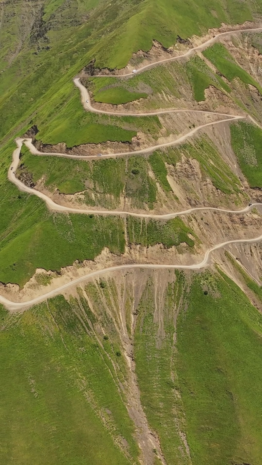 The Tusheti Road in Georgia. 🇬🇪 This road is widely considered one of the most dangerous in the world and is sometimes called the 