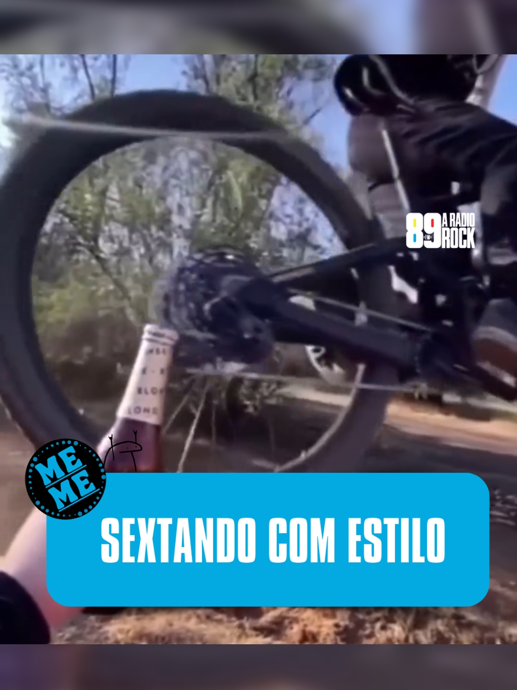 SEXTANDO COM ESTILO 🚴‍♀️🍺 De vez em quando, temos que aprender a sextar de formar difrentes, só pra sair da rotina! Crédito: cata.scottstore #89 #89fm #89aradiorock #89fmaradiorock #radiorock #aradiorock #rock #vivaorock