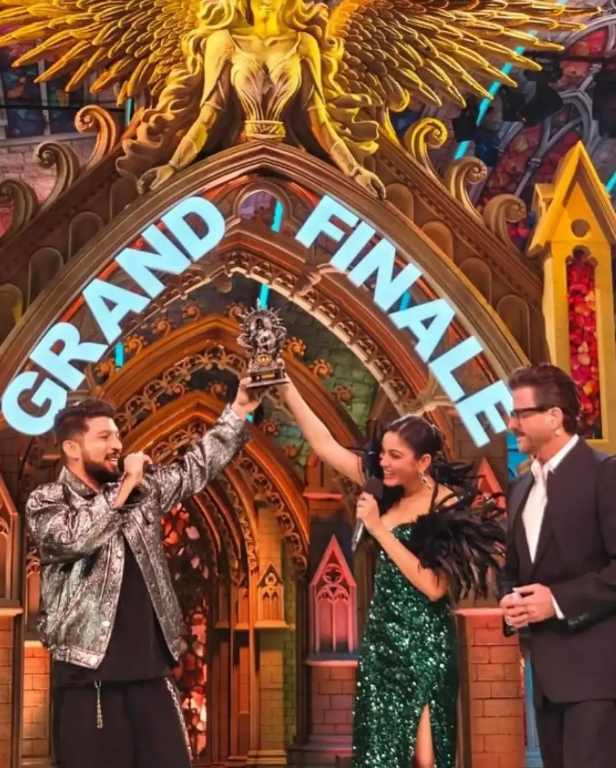 Sana Makbul wins 'Bigg Boss OTT 3'! She celebrated her win with her 'Bhamai', Naezy and shared the trophy with him! 🏆❤️ #sanamakbul #sanamakbulkhan #naezy #naezythebaa #biggbossottseason3 #biggbossott3 #bbott3 #bb #biggbossott3winner #biggbosswinner #congratulations