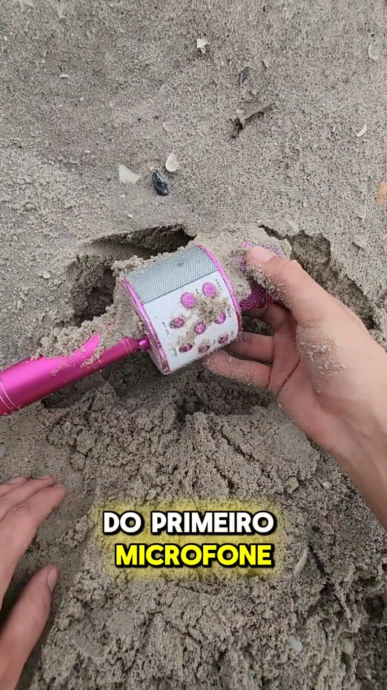 Esse detector encontra só coisas preciosas #detectordemetais #praia #tesourosencontrados #humorista 