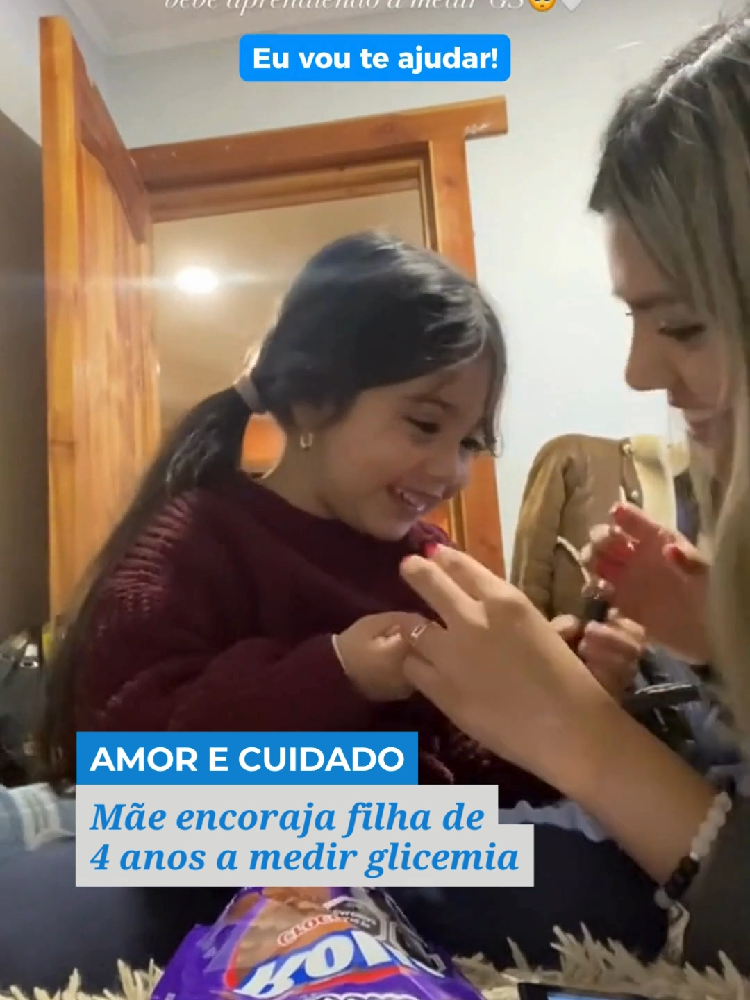 Um momento especial e de cuidado entre mãe e filha acumula mais de 6 milhões de visualizações nas redes sociais. Catalina Espinoza, de 23 anos, vive em Santiago, no Chile, e enfrenta diariamente os desafios de cuidar da filha com diabetes, Matilda Becerra Espinoza, atualmente com 4 anos e 9 meses, diagnosticada com a doença com 1 ano e 6 meses. No vídeo, Catalina mostra o passo a passo para a sua pequena como fazer a ponta de dedo para medir os níveis de glicose do sangue. Matilda fica muito animada e segue cada passo direitinho com o auxílio da mãe. Apesar de ter sido um momento chocante após o diagnóstico da filha, ela transformou a tristeza em força para cuidar da melhor forma da sua menina. 💻 Conheça a história completa de Matilda e Catalina acessando o portal Um Diabético.@cataereyes #umdiabetico #glicose #glicemia #pontadededo #diabetes #maeefilha