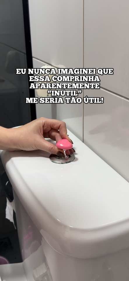 Deixa ela com as comprinhas dela 🥺🙂‍↔️🤌🏻 uma fofura só e ainda protege as unhas! #shein #comprasaleatórias #banheiro #descarga 