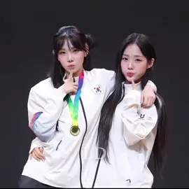 Winners of gold and Winners of our heart  Cred: S1030806 on twt @tripleS  #notnakyoung #kimnakyoung #nakyoung #kpop #triples #triplescene #트리플에스 #김나경 #나경 #nakyoungtriples #triplesnakyoung #olympics #badminton #yoonseoyeon #seoyeon #윤서연 #서연 