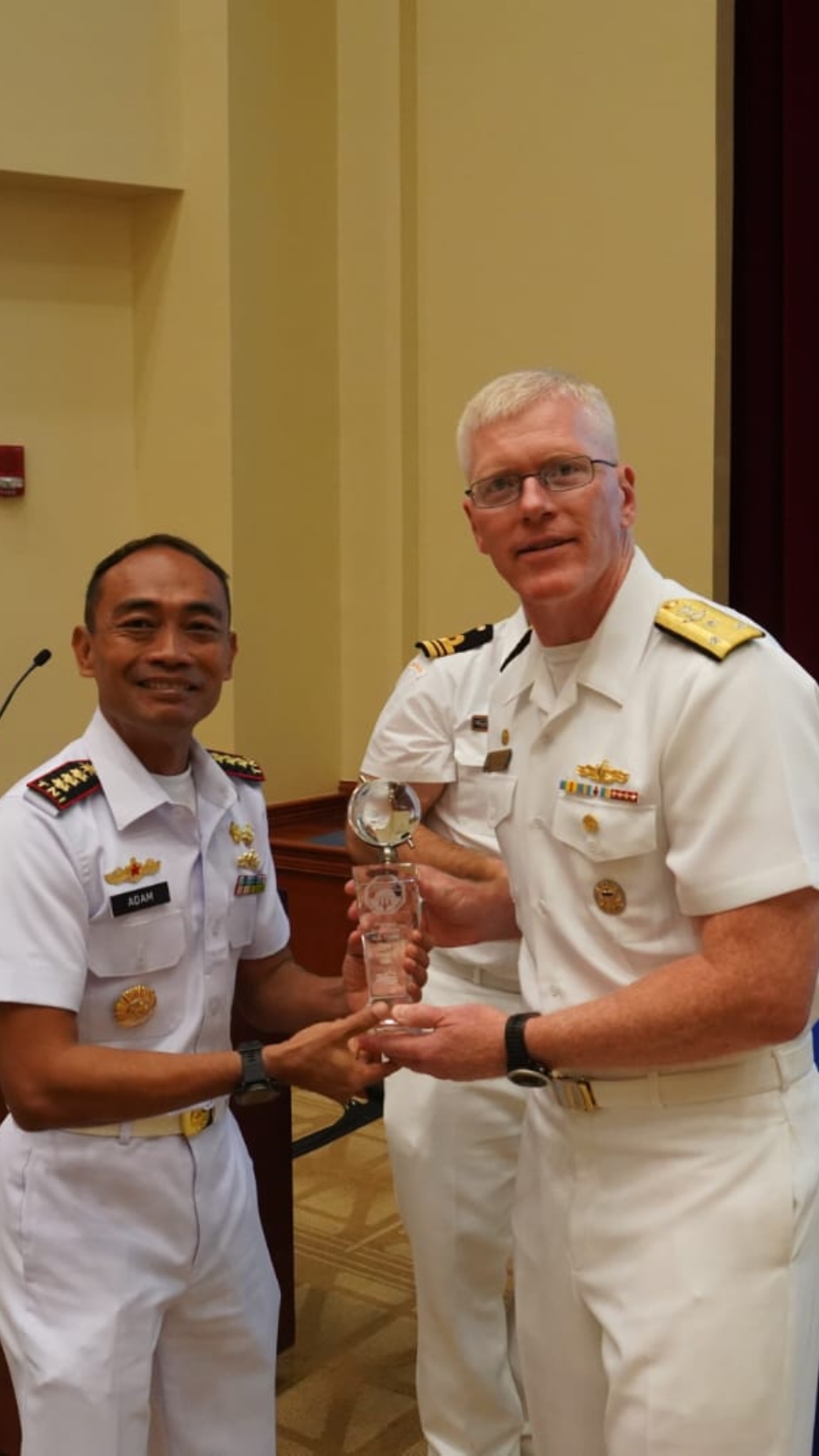 Latma Rim Of The Pacific 2024 (Rimpac 2024) yang berlangsung pada 27 Juni-1 Agustus, resmi ditutup oleh Commander Combined Task Force (CCTF), Vice Admiral John Wade, di Ford Island Conference Center, Hawaii. Amerika Serikat, Kamis (1/8). Penutupan latihan juga dihadiri Dansatgas Latma Rimpac 2024 Kolonel Laut (P) Adam Tjahja S, didampingi Kadepops KRI Raden Eddy Martadinata-331 Letkol Laut (P) Agung Susetio dan Komandan Unsur Tugas Marinir Mayor Mar Lukman Susanto. @tniangkatanlaut  @puspentni  🎥 @rimofthepacific #Prabowo #PrabowoSubianto #MenhanPrabowo #JenderalPrabowo #KSAL #KemhanRI #TNIAL #FreeAndOpenIndoPacific #PTPALIndonesia #RIMPAC2024