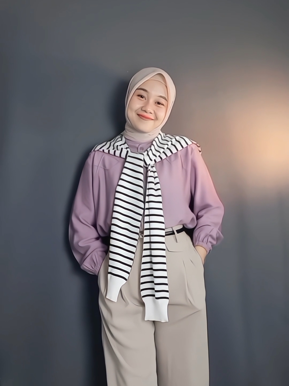 baju: warna light violet, celana: warna cream #ideoutfit #outfithijab #inspirasioutfit #OOTD #outfit #oropants #monsblouse 