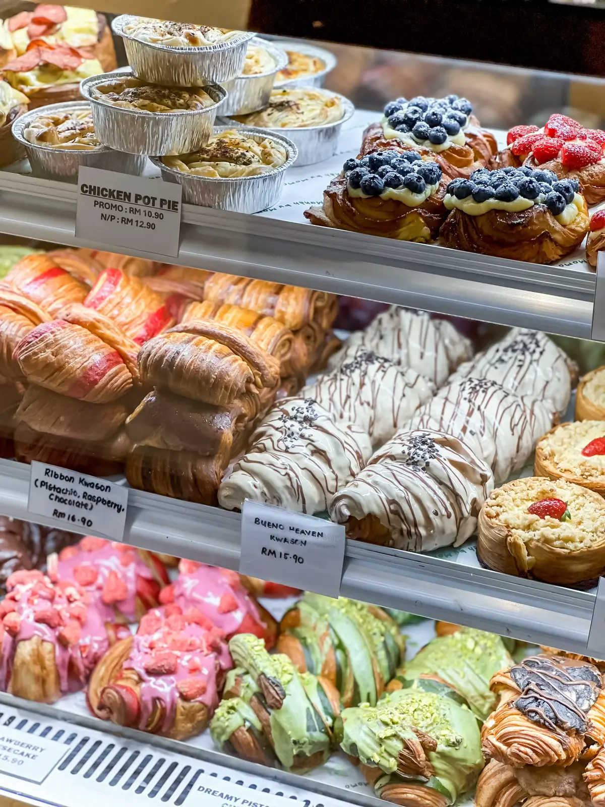 Our Saturday view be like 🤤. Bake with love 🫶🏻🥰✨🎀🥐🥧🍪☕️🥯🧀 #manehbymomo #fyp #cafe #fypシ゚viral #johorfoodie #viraltiktok #johorbahru #dubaichocolate #pistachio #pastryshop #croissant #pastry #homemadecroissants 