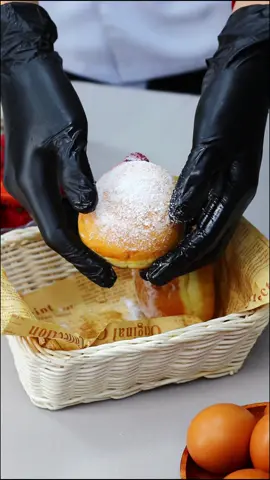 Bánh Donut cực hot của Sugar Town được tạo ra như thế nào? Mọi người có thắc mắc hay không? Hãy để Sugar Town giải đáp cho bạn nha