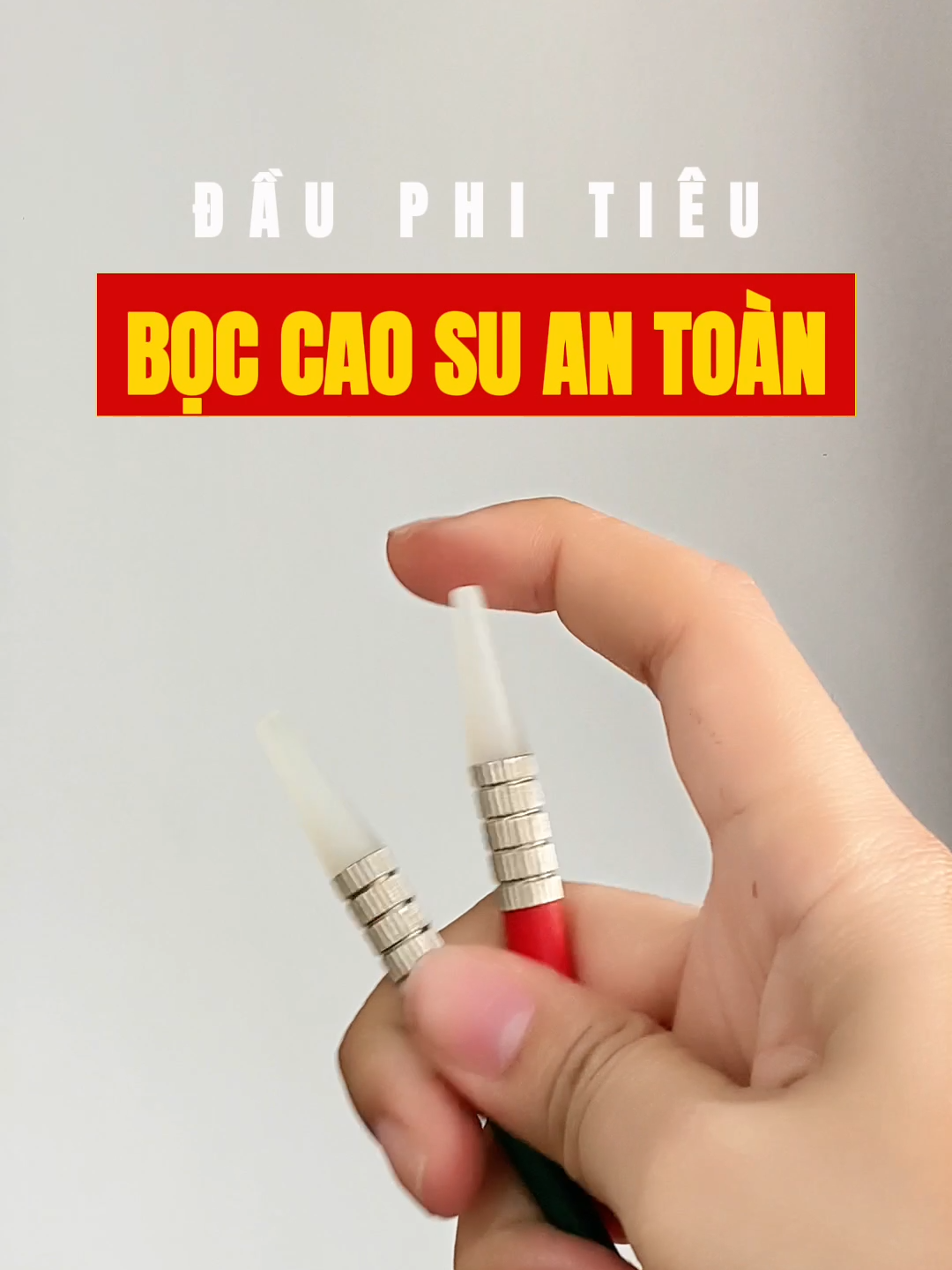 Thế vận hội mùa hè đang rất nóng các bộ môn bắn cung, bắn súng cơ mà nó hơi nguy hiểm nên mình đổi qua chơi Ném phi tiêu để trải nghiệm cảm giác trúng hồng tâm, x2 x3 điểm như nào nha. Bảng này được cái an toàn nên ba mẹ có thể giám sát cho các con chơi cùng cho vui nha. #myfamofficial #thegioitienich #dochoi #trochoi #bangphongphitieu #phitieu #thuthach