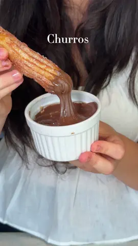Nutella Churros🍫🫶 Krispiga och sjukt goda churros! Superenkla att baka och så goda att doppa i nutella😍 Du behöver: 3 dl vatten 50g smör 2,5 dl mjöl  2 ägg  1 msk socker Olja för fritering Nutella (Kan uteslutas)  Koka upp vatten, socker och smör i en kastrull på medelvärme. Ha i mjöl och blanda tills du får en kladdig deg. Ta bort kastrullen från värmen och låt stå i ca 2 min. Ha sedan i ett ägg i taget och blanda. Häll smeten i en spritspåse och sprita ut dina churros i önskad form på små bakplåtspapper. Värm upp olja i kastrull till ca 180 grader. Fritera churrosen tills de får en gyllene brun färg. Doppa i nutella👌 #foryou #foryoupage #fyp #viral #fördig #enklarecept #EasyRecipe #churros #nutella 