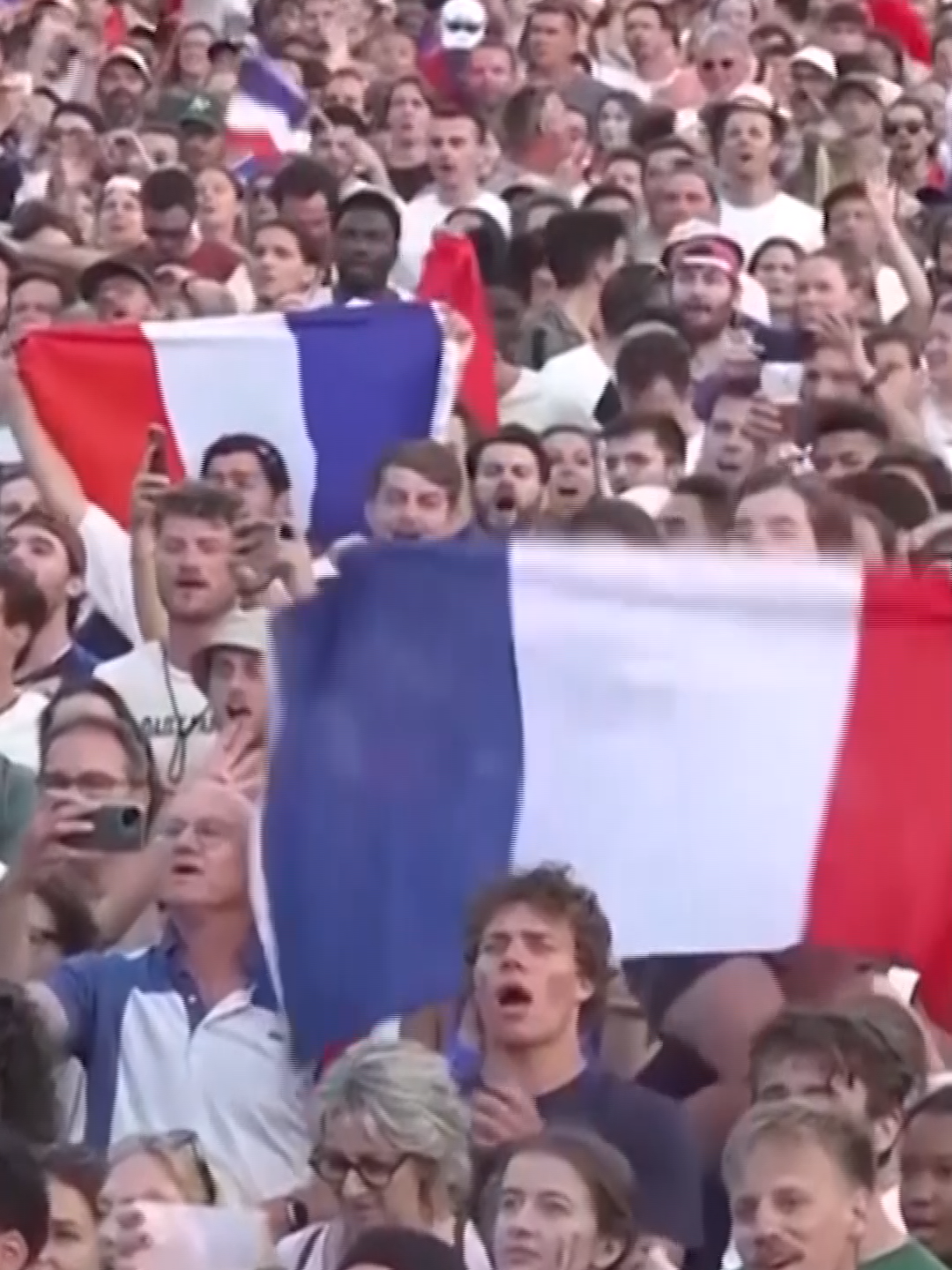 🇫🇷✨ C'était la FOLIE au Club France pour la 4eme MÉDAILLE d'OR de Léon MARCHAND ! Les supporters étaient en FEU !   #paris2024 #AP #natation #JO #JO2024 #marchand #léonmarchand #clubfrance #france #paris #jeuxolympiques #sportstiktok #olympics