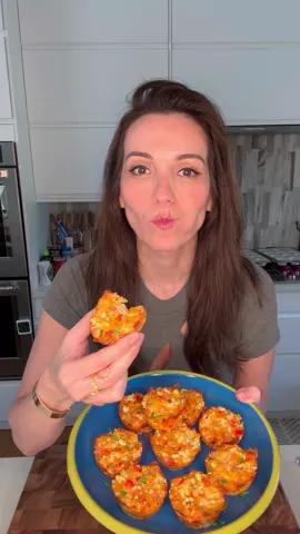 Cheesy Cauliflower Muffins (full recipe is on: HungryHappens.Net) #lowcarb 