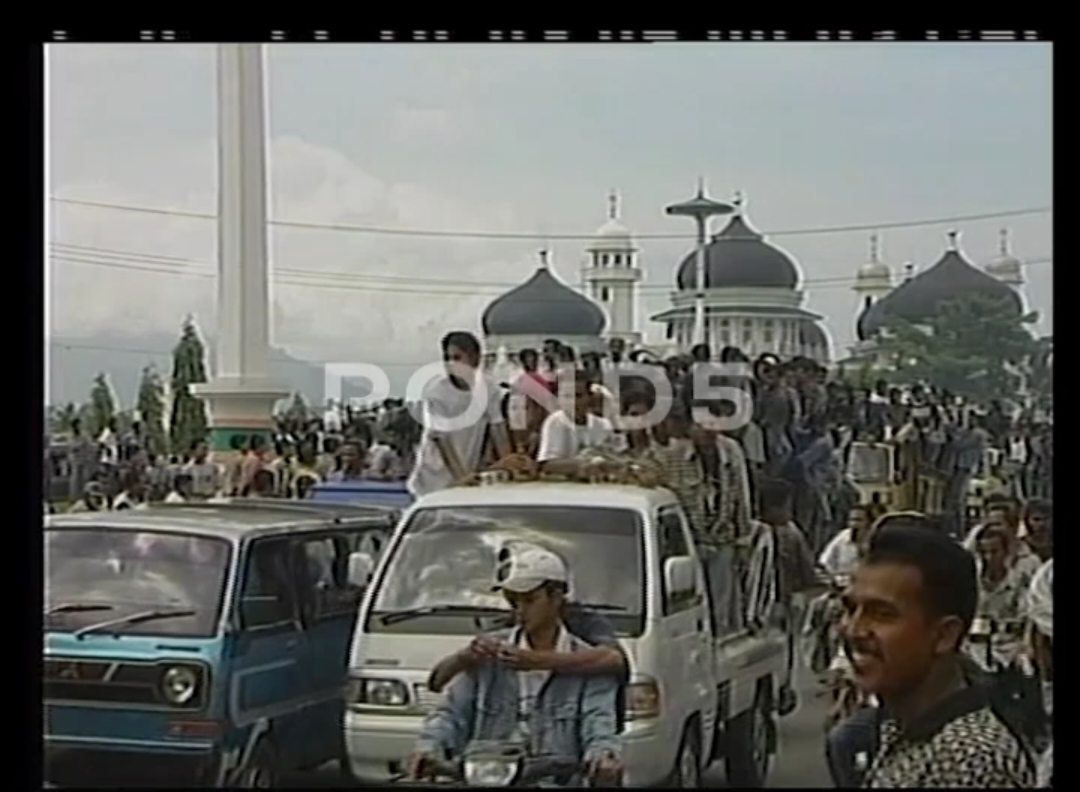 11 November 2000, situasi didepan masjid raya dan lapangan tugu usk #pond5 #aceh #pond5aceh 