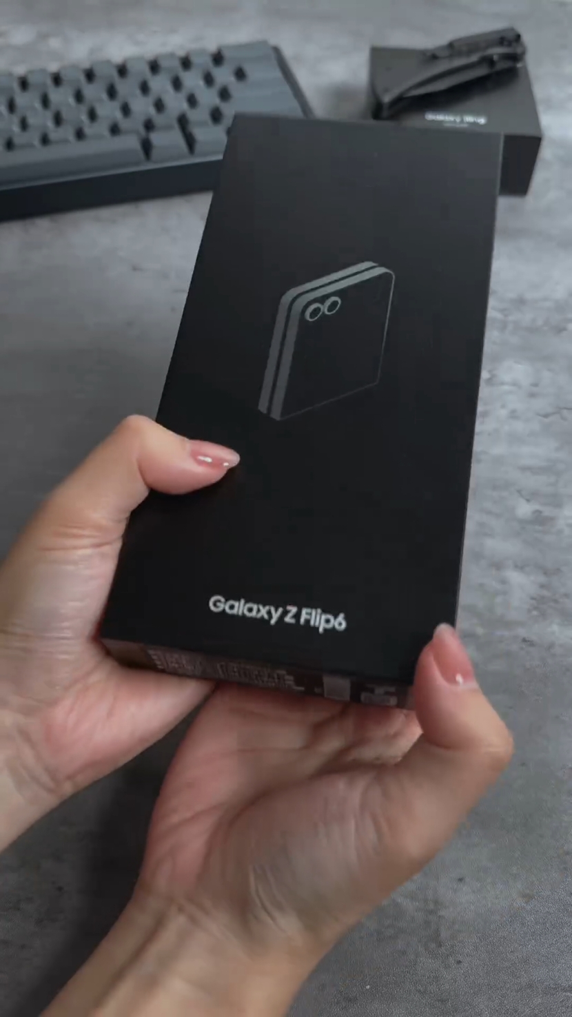 This is how we flip it #GalaxyZFlip6  #withSpigen #SamsungUnpacked #GalaxyZFlip6 #samsung #tech #unboxing #asmr 