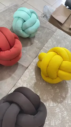 A almofada de Nó é ideal pra decorar sua cama ou sofá, ajudando a compor um visual moderno e alegre com seu formato de nózinho. Fabricado em malha 100% algodão com enchimento fofinho de fibra siliconada, a almofada mede 30cm de diâmetro e pode ser usada da forma que preferir em qualquer ambiente.