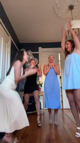 give me my monayyyyy hahaha @sydney fogarty @sarafogarty7 