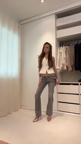 #lowwaistedjeans #katemoss #outfitinspo #stockholmstyle #modelwalk 