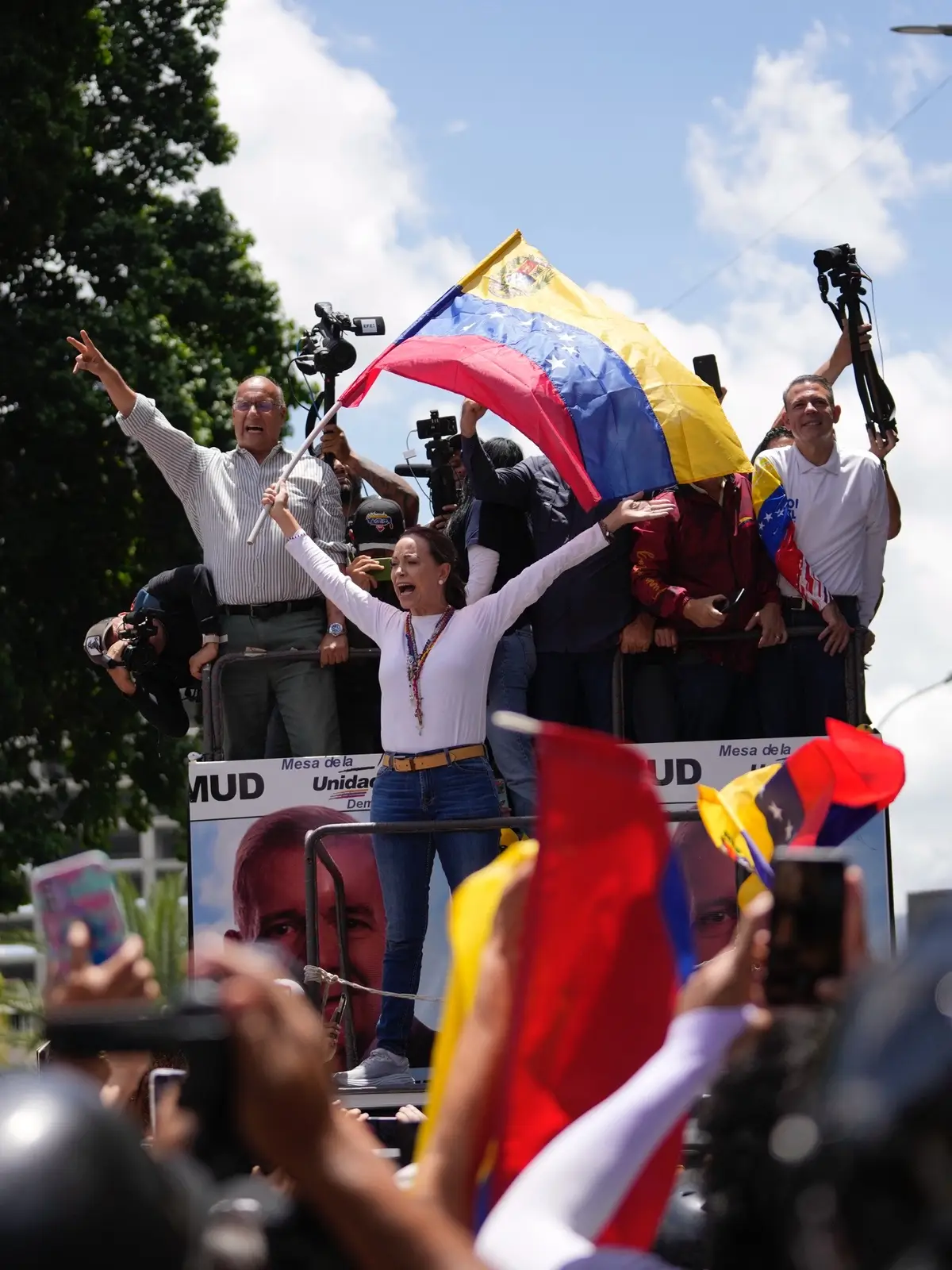 🇻🇪 #EnImágenes | La líder opositora María Corina Machado reaparece en la marcha en Caracas, pese a amenazas. “Todos los venezolanos dentro y fuera del país estamos viviendo las horas más importantes. Todos sabíamos los escenarios planteados, mucha gente nos dijo que era imposible demostrar el fraude: nosotros lo que demostramos fue la victoria de Edmundo González”, dijo Machado en la manifestación, en la que reapareció este sábado, tras resguardarse debido a las amenazas del régimen de Maduro. Hasta el momento, el CNE no ha mostrado pruebas de que Maduro es el ganador de las elecciones. La oposición sí publicó actas que respaldan el triunfo del candidato Edmundo González. En ciudades como Miami, también se concentraron miles de manifestantes en apoyo a la oposición.