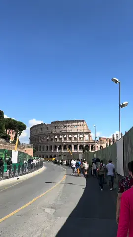 Italia es un sueño 🇮🇹 Coliseo romano 🇮🇹 #romacapitale #roma🇮🇹 #romatravel #itália #italiabella #italiana #italian_trips #italiainfoto #italianeography #travelphotography  #travelgram  #travelling #traveladdict #travelingram #tourism #tourismitalia #fontanaditreviroma #fontanaditrevi⛲️ #coliseo #colosseo #colosseoroma #vaticano #catholictiktok #pisa #torredipisa #venezia #veneziaitaly #firenzeitaly🇮🇹 #travel #traveltiktok #travellife #viral #tiktokindia 