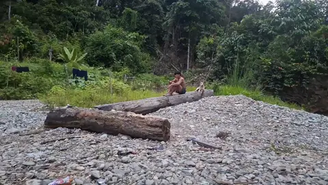 HELAK'HELAK KWN Santai...._ #kalimantanbarat  #dayakkalimantan  #dayakpunan  #kapuashulu  #anakrantau  #anaksenja  #kawanlama  #pejuangrupiah  #pedalamankalimantan 