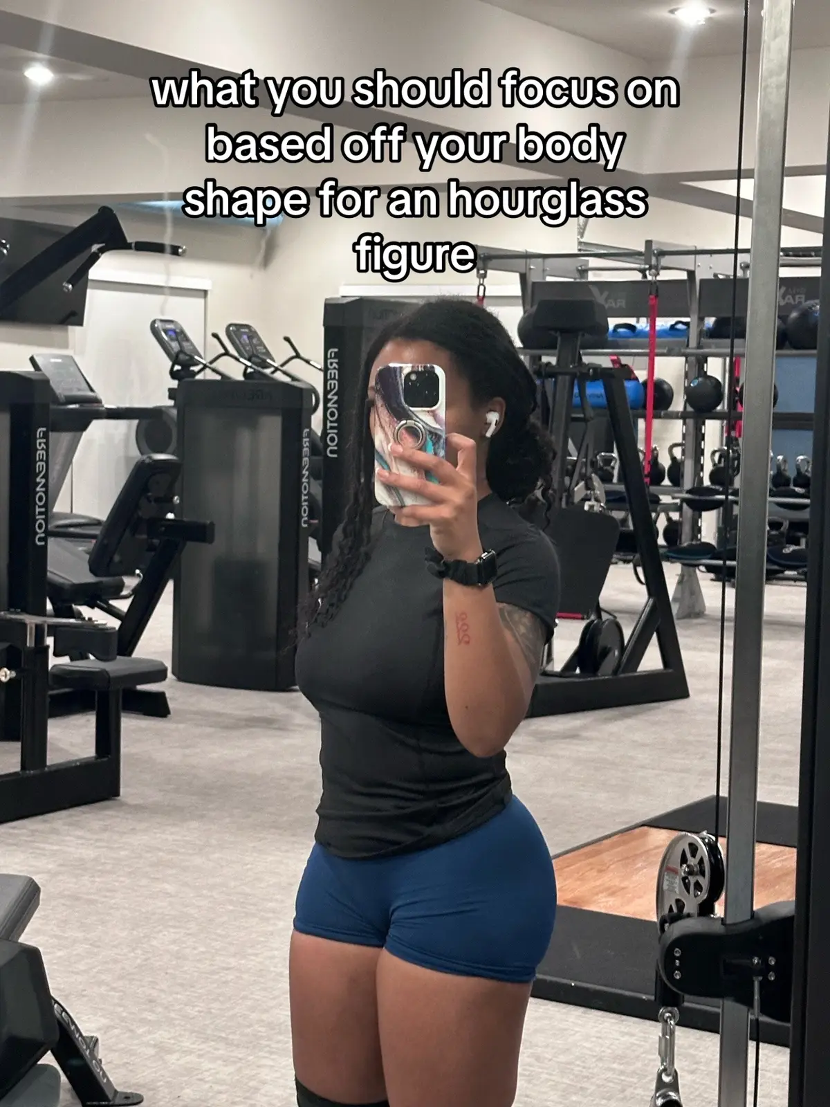 I have an inverted triangle body shape so i only do body weight or resistance bands for my upper body days #FitTok #gluteworkout #Fitness #foryou #bodyshapes 