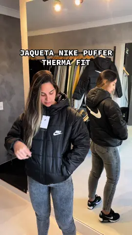 Nesse frio de #cwb esse look da Nike vai muito bem ❤️‍🔥 Jaqueta Nike Puffer Therma Fit Air Max 90 “Black White” Enviamos para todo o Brasil 🇧🇷  WhatsApp 41 985308553 #nike #nikethermafit #niketherma #nikesportswear #jaquetapuffer #jaquetafeminina #modafeminina #lookfeminino 