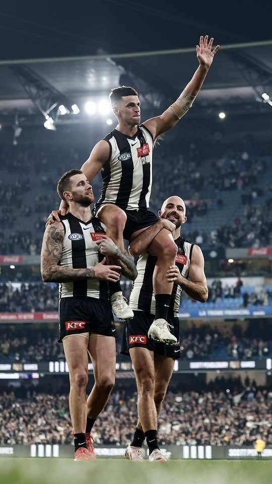 The GOAT is chaired off after game 400 #afl #scottpendlebury #milestone #goat #micdup 