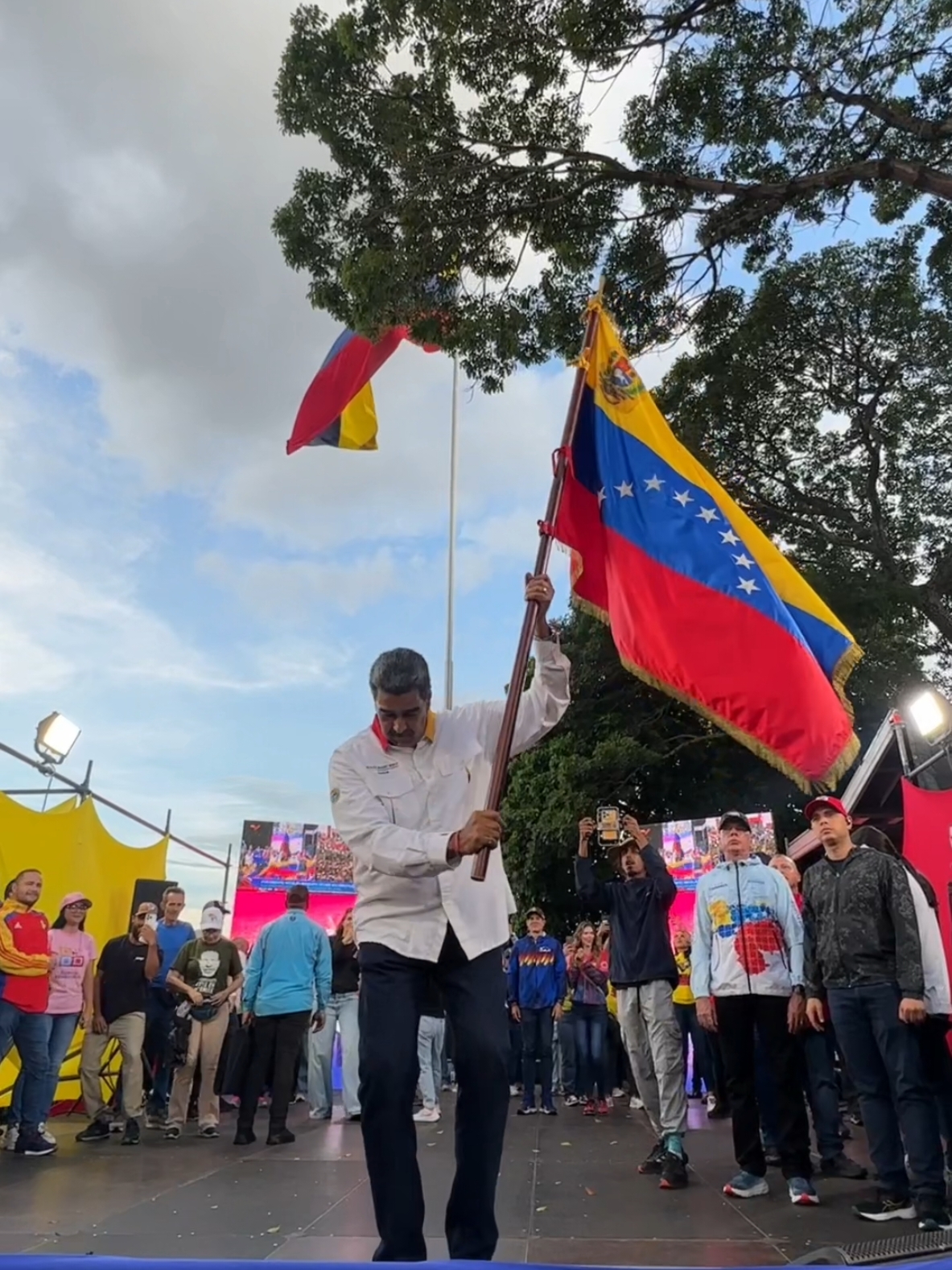 Hoy brilló la #BanderaNacional con sus #8Estrellas por todo el país, el estandarte que llevó la libertad por Suramérica. ¡Viva el Tricolor Nacional!