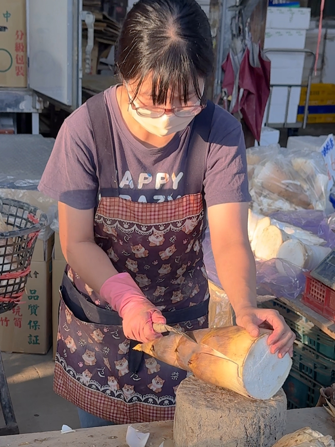 Taiwanese Lady Selling Giant Bamboo Shoots - Bamboo Shoots Cutting Skills - Taiwanese Street Food Price : TWD 30~ / USD 1 Location : 品誠鮮魚行 https://maps.app.goo.gl/HBLZnyMruYHXS8bk7