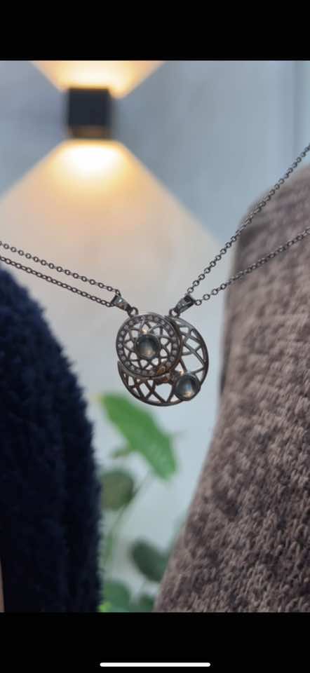 ✨ Simboliza el amor eterno y el equilibrio con nuestra Cadena Sol y Luna. Este collar magnético es perfecto para compartir con esa persona especial. Al proyectar 