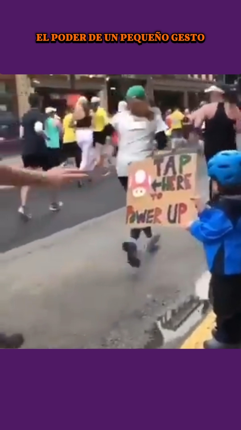 El poder de un pequeño gesto 💫 ✨ Un niño, con un cartel dibujado a mano y una sonrisa contagiosa, se convirtió en el héroe de una maratón. Su simple gesto de ofrecer un 